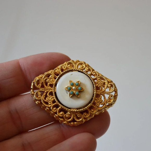 Vtg Brooch with flower  design - Picture 6 of 6